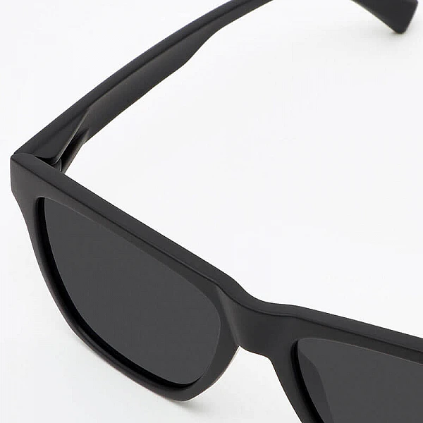 HAWKERS Carbon Black – Dark One LS / Polarisiert